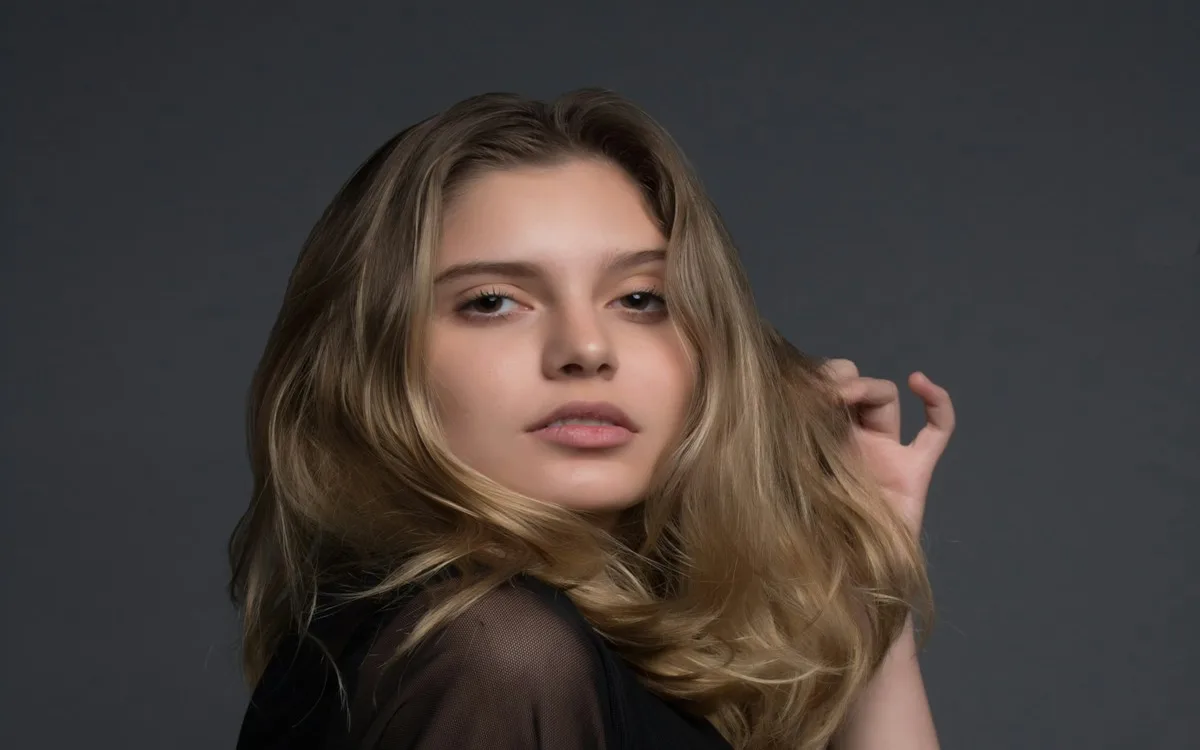 Confident attitude girl portrait preview for AI photo editing prompt
